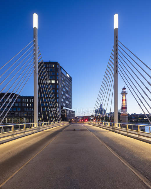 Puente al atardecer en Malmo, Suecia - foto de stock