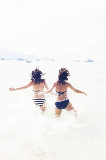 Mulheres vestindo biquínis no mar, foco seletivo — Fotografia de Stock