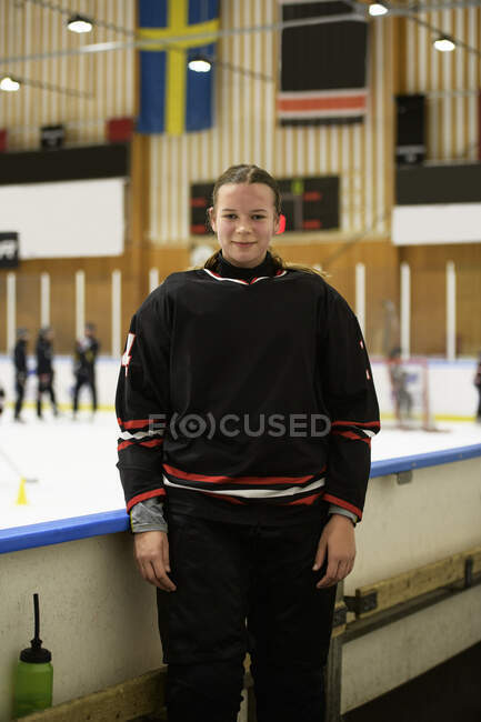 Fille en uniforme de hockey sur glace pendant l'entraînement — Photo de stock