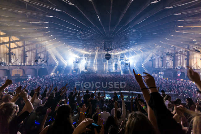 Crowd in nightclub in Amsterdam, Nederlands — Stock Photo