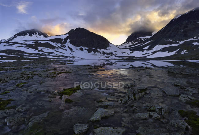 Tjakjatjakka Montagne au coucher du soleil en Suède — Photo de stock
