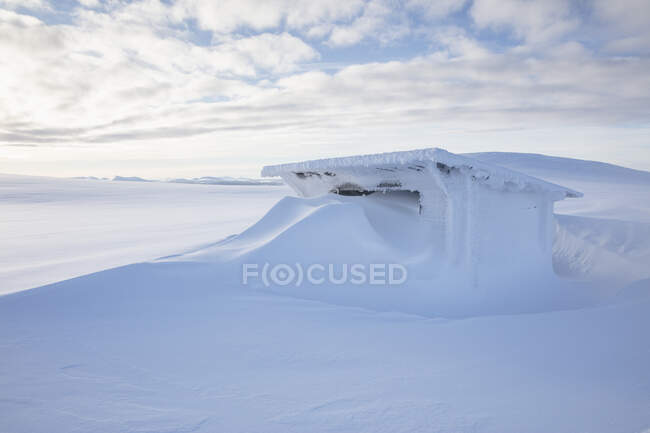 Сніговий притулок у прекрасних покритих снігом горах. — стокове фото