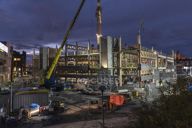 Строительство ночью в Гётеборге, Швеция — стоковое фото