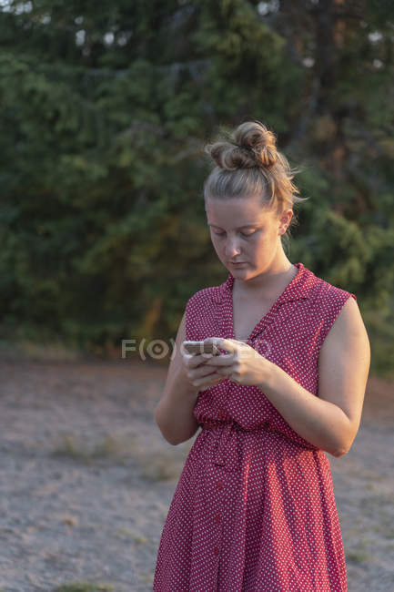 Giovane donna utilizzando smart phone — Foto stock