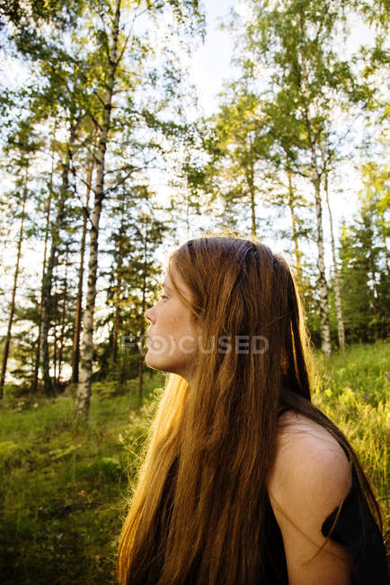 Молодая женщина в лесу, избирательный фокус — стоковое фото