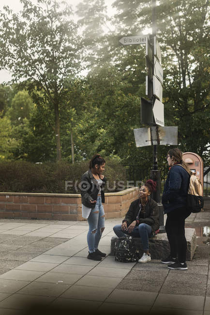 Adolescentes por sinais no parque, foco seletivo — Fotografia de Stock