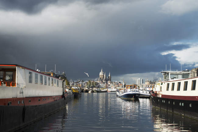 Vista panorâmica do canal em Amsterdã — Fotografia de Stock