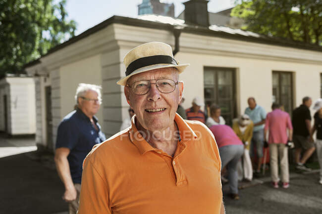 Retrato del hombre mayor sonriendo a la cámara - foto de stock