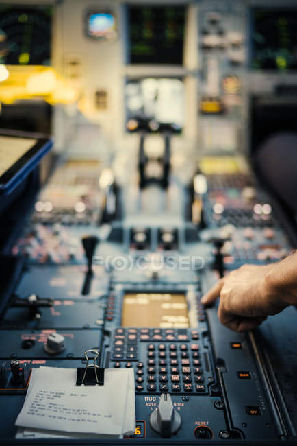 Mão piloto no painel de controle do avião, foco seletivo — Fotografia de Stock