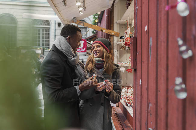 Shopping di coppia alla Fiera di Natale, focus selettivo — Foto stock