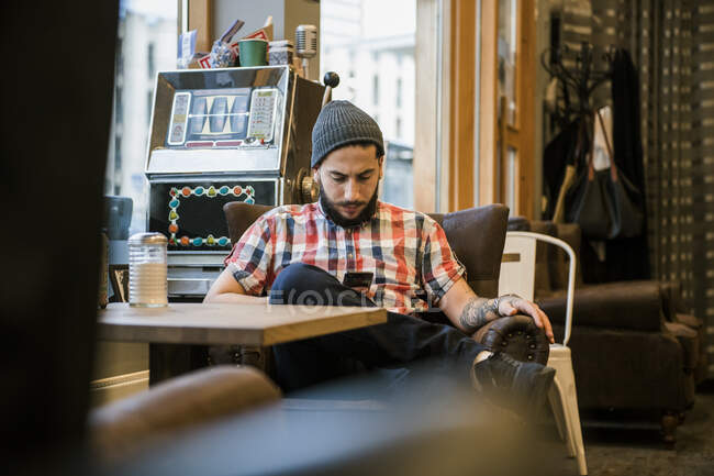 Молодий чоловік сидить за столом у перукарні — стокове фото