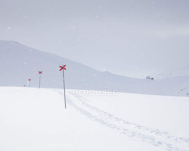 Маркеры в снегу трассы Кунгследен в Лапландии, Швеция — стоковое фото
