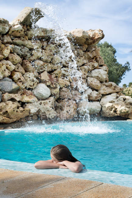 Menina descansando junto à piscina, foco seletivo — Fotografia de Stock