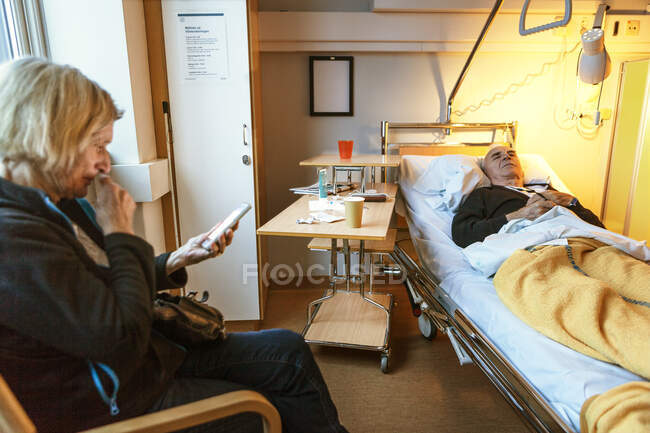 Wife visiting husband in hospital — Stock Photo
