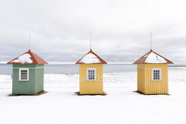 Cabañas junto al lago Vattern en Suecia - foto de stock