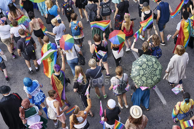 Високий кут огляду параду гордості в Стокгольмі (Швеція). — стокове фото