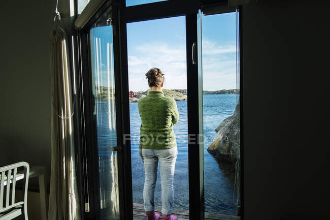 Donne mature in piedi sul balcone sul mare, vista sul retro — Foto stock
