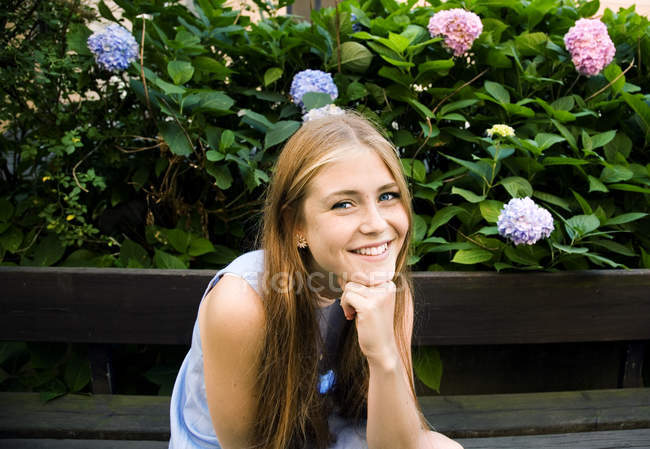 Retrato de menina adolescente contra flores — Fotografia de Stock