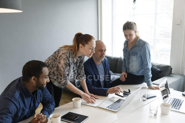 Empresários durante reunião, foco seletivo — Fotografia de Stock