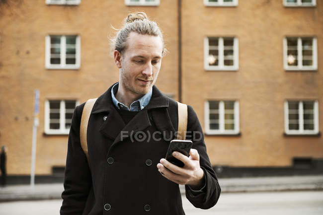 Uomo utilizzando smart phone, messa a fuoco selettiva — Foto stock
