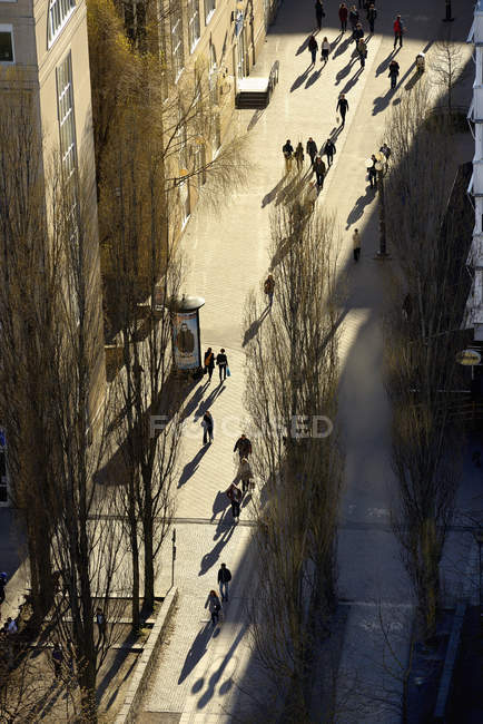 Personnes marchant dans la rue à Stockholm, Suède — Photo de stock