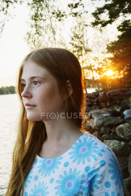 Retrato de mujer joven con lago en el fondo - foto de stock