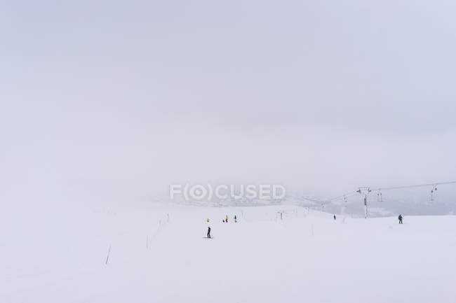 Люди катаются на лыжах, избирательный фокус — стоковое фото