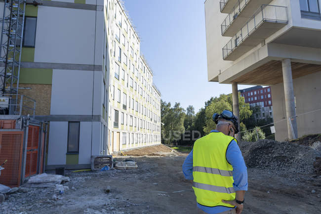 Trabalhador da construção civil no estaleiro urbano — Fotografia de Stock
