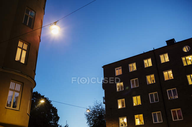 Gebäude in der Nacht in Sodermalm, Stockholm — Stockfoto