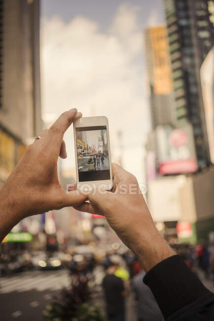 Tiro cortado de mãos masculinas tirar foto com telefone celular — Fotografia de Stock