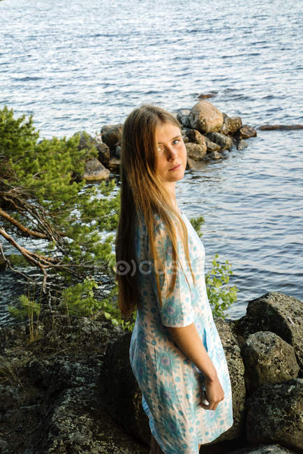 Ritratto di giovane donna in piedi sul lago — Foto stock