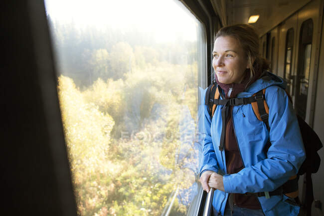 Femme regardant par la fenêtre du train — Photo de stock