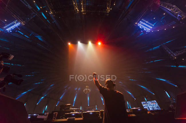 DJ mit erhobenem Arm in Nachtclub in Amsterdam, Niederlande — Stockfoto