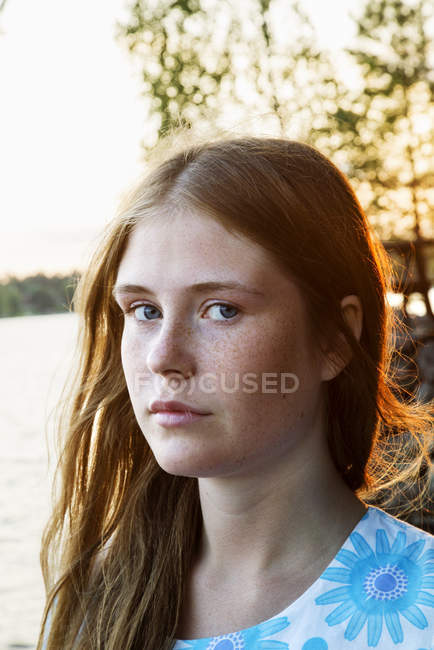 Retrato de jovem com lago no fundo — Fotografia de Stock