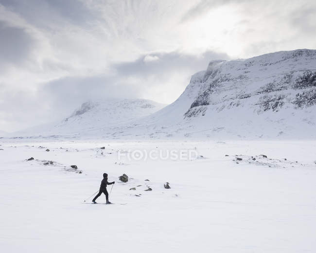 Жінка катається горами по Кунгсследенському сліду в Лапландії (Швеція). — стокове фото
