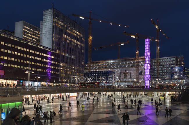 Sergels Torg à noite em Estocolmo, Suécia — Fotografia de Stock