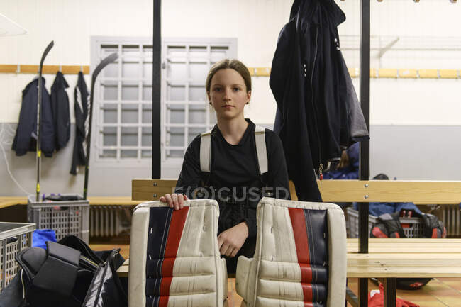 Девушка в раздевалке готовится к хоккейной тренировке — стоковое фото