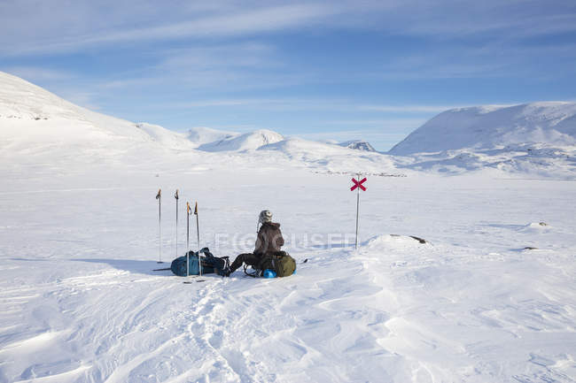 Femme reposant sur le sentier Kungsleden en Laponie, Suède — Photo de stock