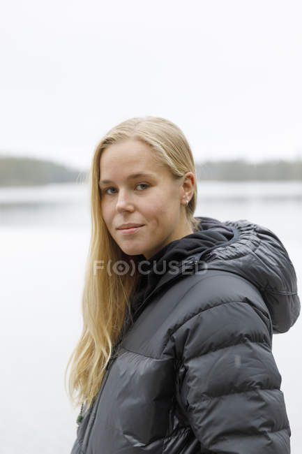 Jovem mulher por lago, foco seletivo — Fotografia de Stock
