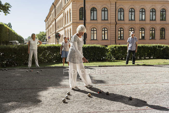 Seniors playing petanque outdoors — Stock Photo