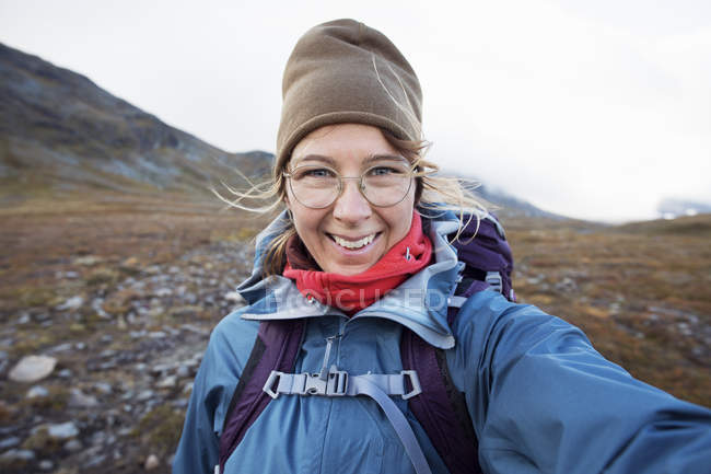 Portrait d'une femme souriante sur le terrain, focalisation sélective — Photo de stock