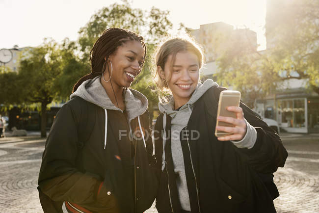 Teenager-Mädchen mit Smartphone, selektiver Fokus — Stockfoto