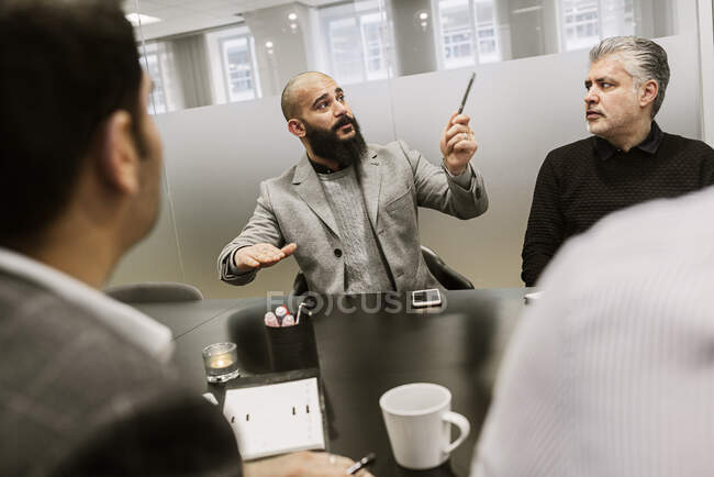 Чоловіки обговорюють проект під час ділової зустрічі в офісі — стокове фото