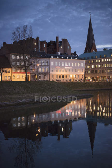Edifici illuminati di notte a Malmo, Svezia — Foto stock