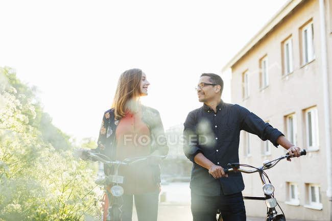 Paar mit Fahrrädern auf Vorstadtstraße — Stockfoto