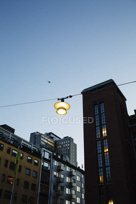 Licht hängt über der Straße in Sodermalm, Stockholm — Stockfoto