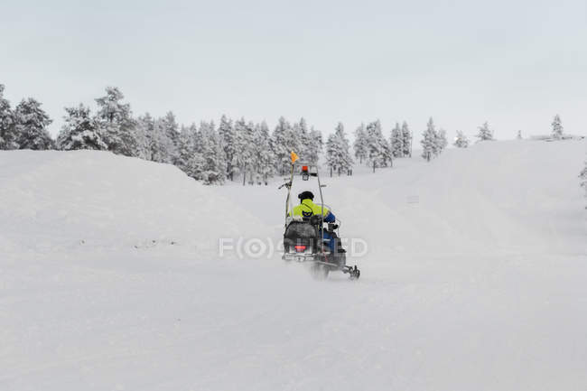 Человек на снегоходе, избирательный фокус — стоковое фото
