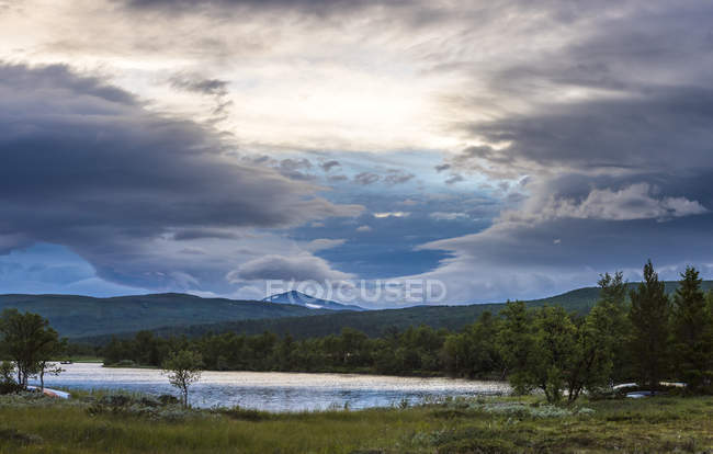 Lake with Helagsfjallet Mountain in background in Harjedalen, Sweden — Stock Photo