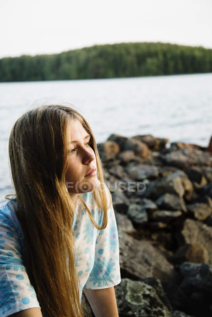 Portrait of young woman with lake in background — Stock Photo