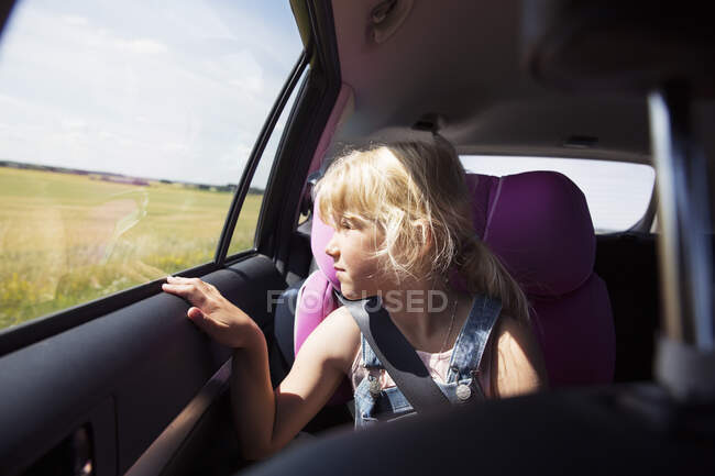 Entzückendes kleines Mädchen sitzt im Auto — Stockfoto